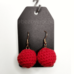 Punaiset pallon muotoiset korvakorut, kultaisen värinen metalli, nikkelitön