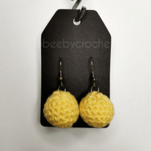 Keltaiset pallon muotoiset korvakorut, antiikkihopean värinen metalli, nikkelitön