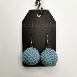 Siniset pallon muotoiset korvakorut, kultaisen värinen metalli, nikkelitön