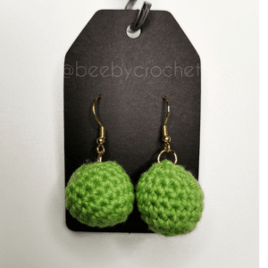 Vihreät pallon muotoiset korvakorut, kultaisen värinen metalli, nikkelitön