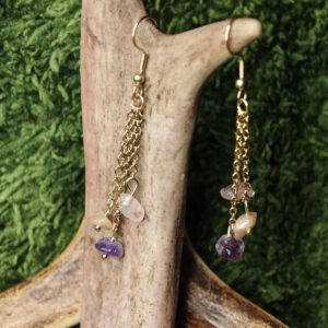 Roikkuvat korvakorut, kolme kullattua ohutta teräsketjua, joissa mansikkakvartsi, aurinkokivi ja ametisti.