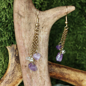 Roikkuvat korvakorut, kolme kullattua ohutta teräsketjua, joissa kahdessa ametisti ja yhdessä kvartsi.